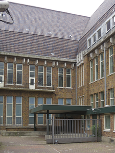 906439 Gezicht op de binnenplaats van het Hoofdpostkantoor (Neude 11) te Utrecht, aan de Oudegracht.